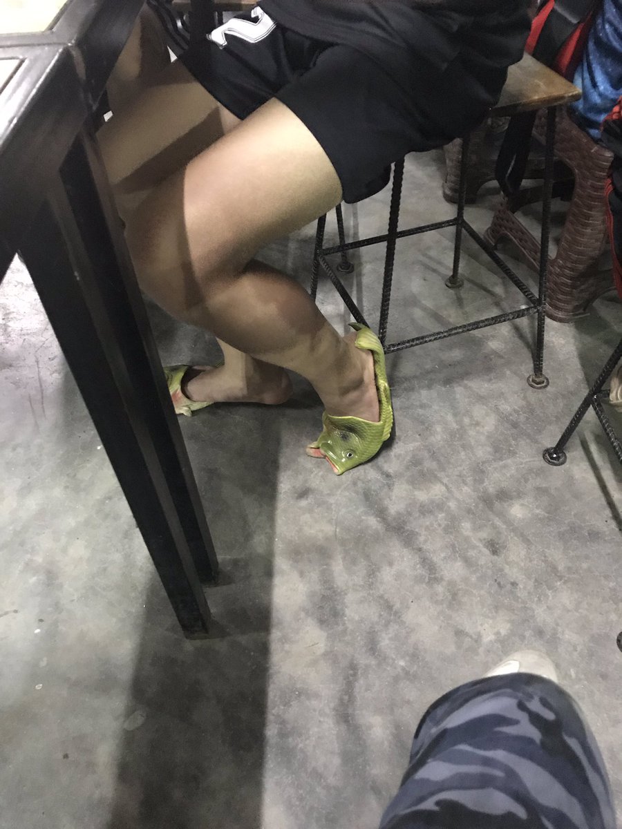 jnuring's tweet photo. ขานี้ เท้านี้ คุณก็รู้ว่าใคร  เดี๋ยวจะไปสอยเกิบปลามาใส่บ้าง ชอบขาน้องจริงๆ สวยกว่าขาผู้หญิงอีก 😬 #น้องดอม #13ชีวิตติดถ้ำหลวง https://t.co/ty4sQn6caG