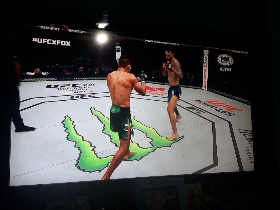 luisalbertobeni's tweet photo. Como se estan dando staropoli y aldana que peleon #UFCxFOX https://t.co/ABsj7bCVWA