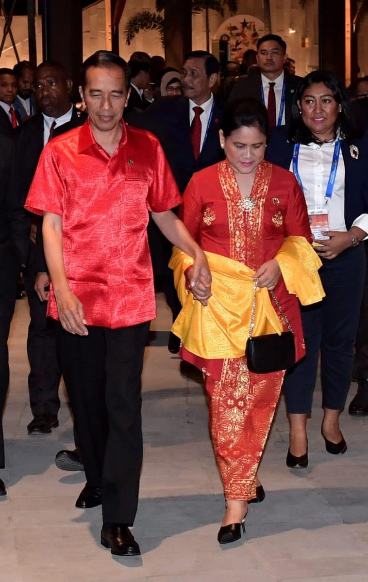 jokowi's tweet photo. Menghadiri jamuan santap malam bersama para pemimpin negara-negara anggota Asia-Pacific Economic Cooperation (APEC) di Kutubu Convention Center, Port Moresby, Papua Nugini. Seluruh kepala negara dan pemerintahan yang hadir semalam mengenakan kemeja berwarna merah atau kuning. https://t.co/hcqAX1bPBO