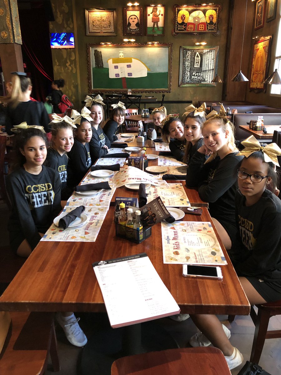BIScheerteam's tweet photo. House of Blues for dinner!!  #BIScheer #Bulldogs https://t.co/YUNzaZK3QA