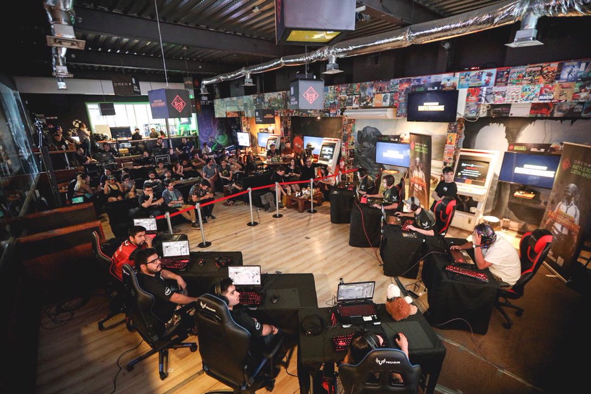 OmenByHp_Latam's tweet photo. Imagínate el agotamiento. ¡¡Imagínate la pasión!! Esto ¡NO PARA! 🔥🔥🔥 #BattleRoyaleLA #OMENGeForce #Chile 🍳🍗 https://t.co/uY5CEC0Utn