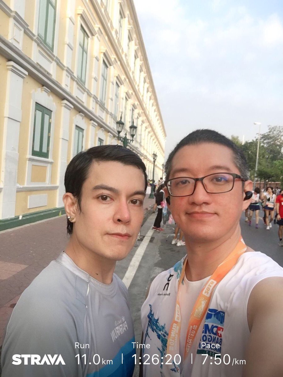 gimmics2000's tweet photo. กีฬา กีฬา เป็นยาวิเศษ ห้า หก เจ็ด แปด 🏃🏻‍♂️🏃🏻‍♂️ #morningrun #sundayrun #couplerun #bangkokmarathon2018 https://t.co/DZfIZHnFQQ