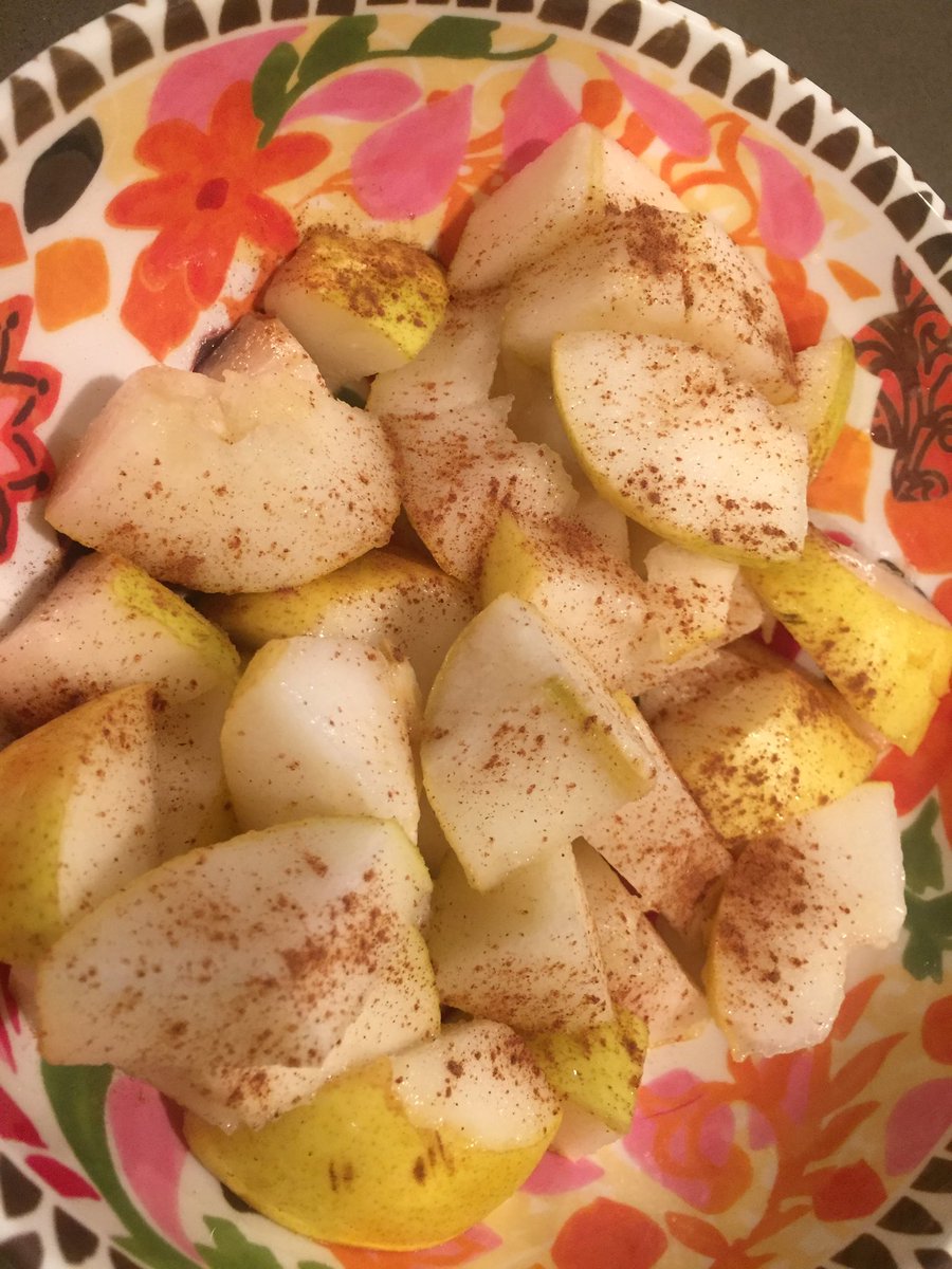 veganplates's tweet photo. Juicy ripe pears sprinkled with cinnamon! #rawvegan #veganfoodshare https://t.co/5dTb4pdn25