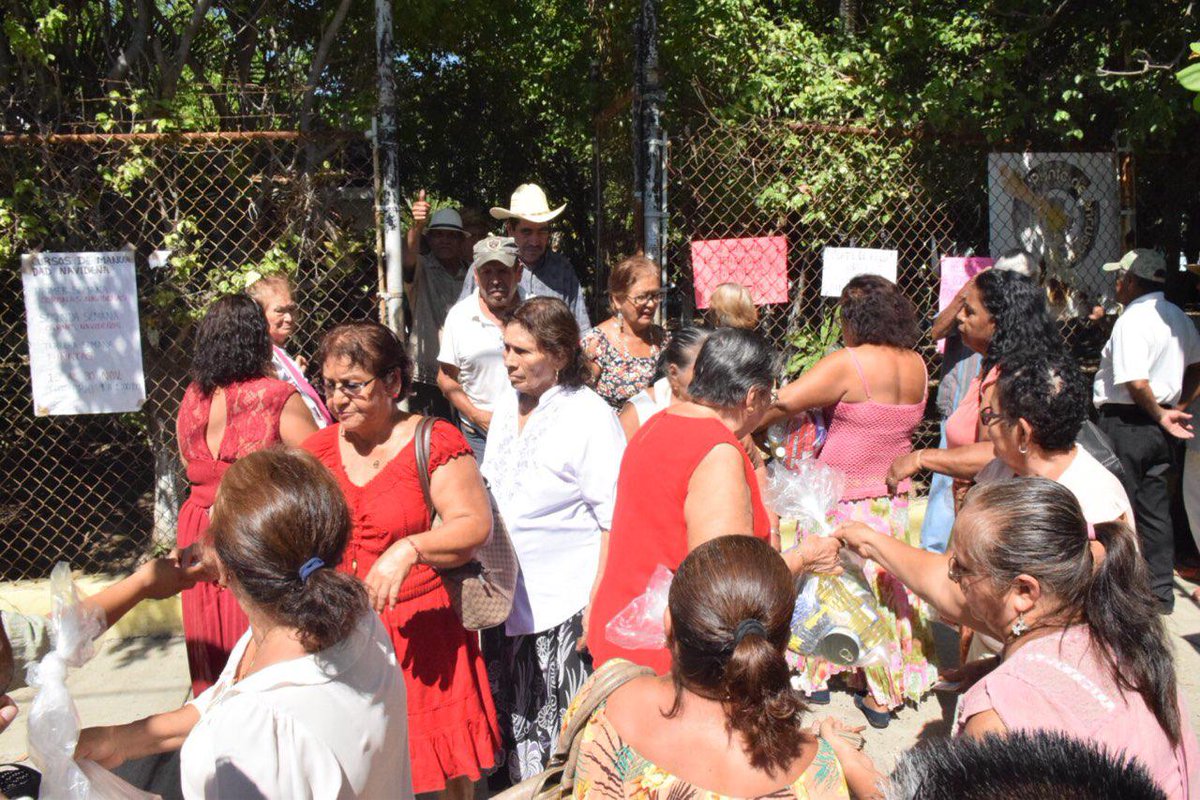 ZihuatanejoDIF's tweet photo. Por nuestros #abues damos todo. Esta semana visitamos los clubes de la tercera edad de Almendros, Aeropuerto y DIF de Las Salinas. Les apoyamos con consultas médicas, oftalmológicas y nutricionales, así como cortes de cabello. #ConAmorTodoEsPosible https://t.co/K9O4jrDn2m