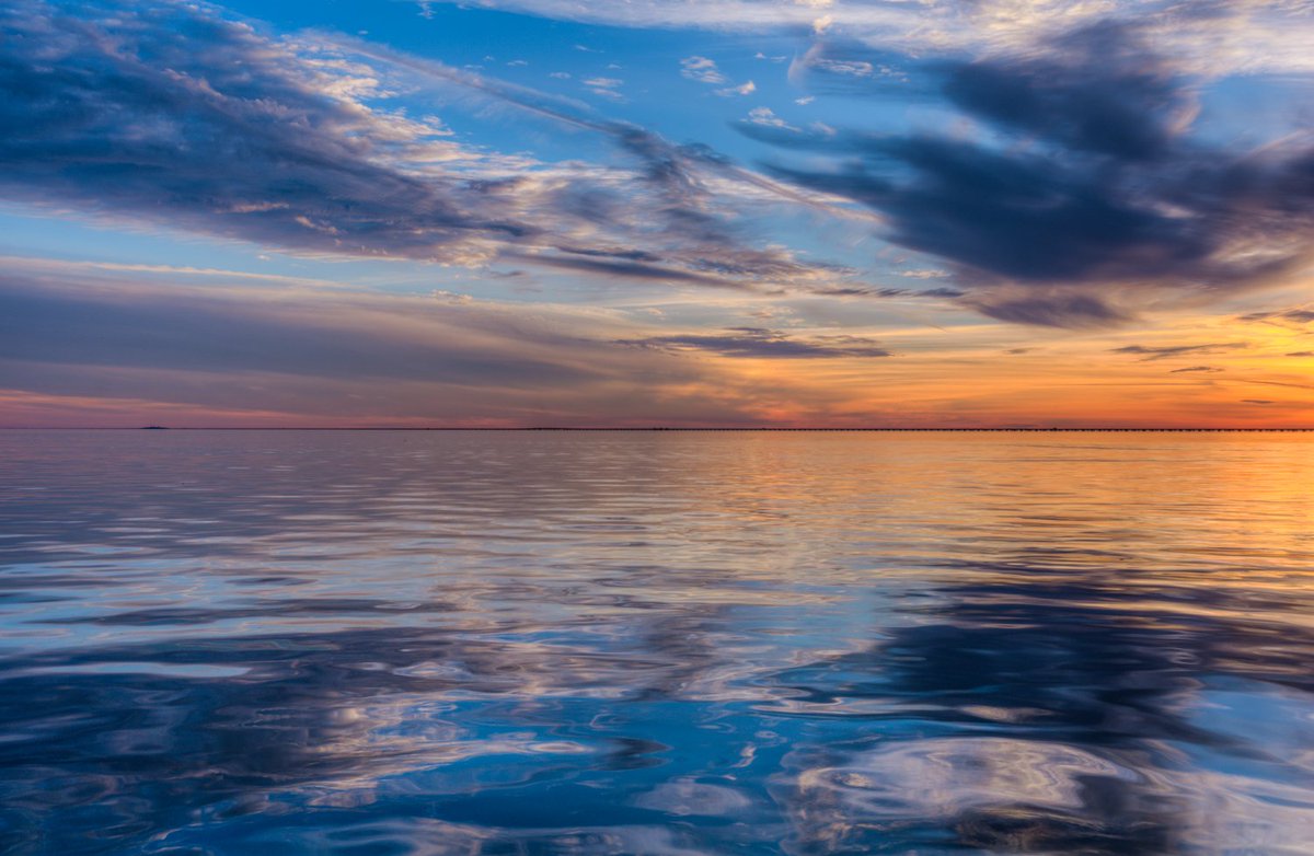 BeyondTheRain_'s tweet photo. The universe served up pure magic tonight with some dramatic sunset reflections on a very calm Lake Pontchartrain! Perfect cool weather and dreamy nighttime colors 💖🤩

#louisiana #lakepontchartrain #stormhour #thephotohour https://t.co/O2682gYoYK