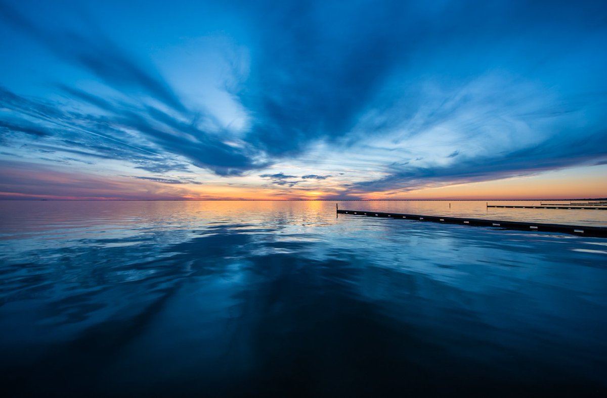 BeyondTheRain_'s tweet photo. The universe served up pure magic tonight with some dramatic sunset reflections on a very calm Lake Pontchartrain! Perfect cool weather and dreamy nighttime colors 💖🤩

#louisiana #lakepontchartrain #stormhour #thephotohour https://t.co/O2682gYoYK