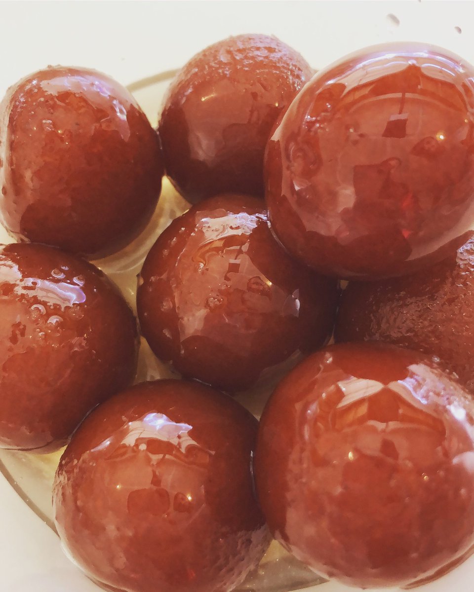 fithalal's tweet photo. Weekends are for indulging into Gulab Jamuns. At FitHalal we not only provide your favorite meals but also take care of your sweet tooth. Place your orders today!
#gulabjamun #desserts #pakistanidessert #pakistanifood #indianfood #thaifood #mediterraneanfood #fithalal https://t.co/wHieuQ6wj1