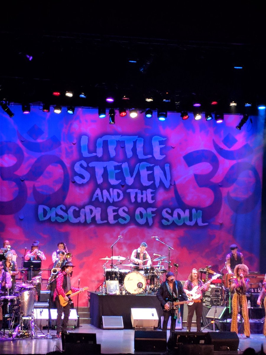 eswierkos's tweet photo. @SFCCSTROJANS what a great night to love the arts. #TeachRock https://t.co/NPbEC2kn2K