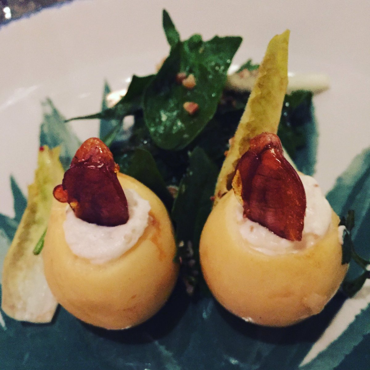 LucyLara_Art's tweet photo. Guayabas rellenas de queso crema y nuez confitada. ¡Una delicia! #amazingfood #guyaba #knowtherules #breaktherules #guaba https://t.co/JhyQjoGitJ