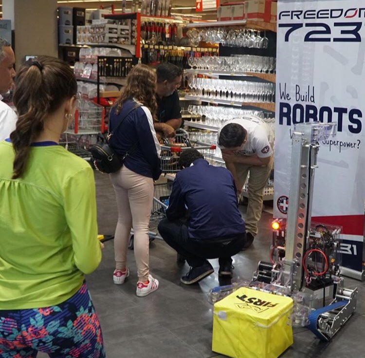 teamfreedomdr's tweet photo. Stormy⛈ walking around @AUNIDOSRD today! We had a great time talking about FIRST and robotics!

•
🤖🤓🤖
Sponsors

@MTurismoRD 
@ViceRDo 
#kohlerDR
@airmaxrd 
@AUNIDOSRD 
@villacampast 
@abcschoolrd 
@StGeorgeRD 
#piisaindustrialpark
#AFPPopular
#Laboquidom
#AmipharmaDominicana https://t.co/Zv9SKGAM30