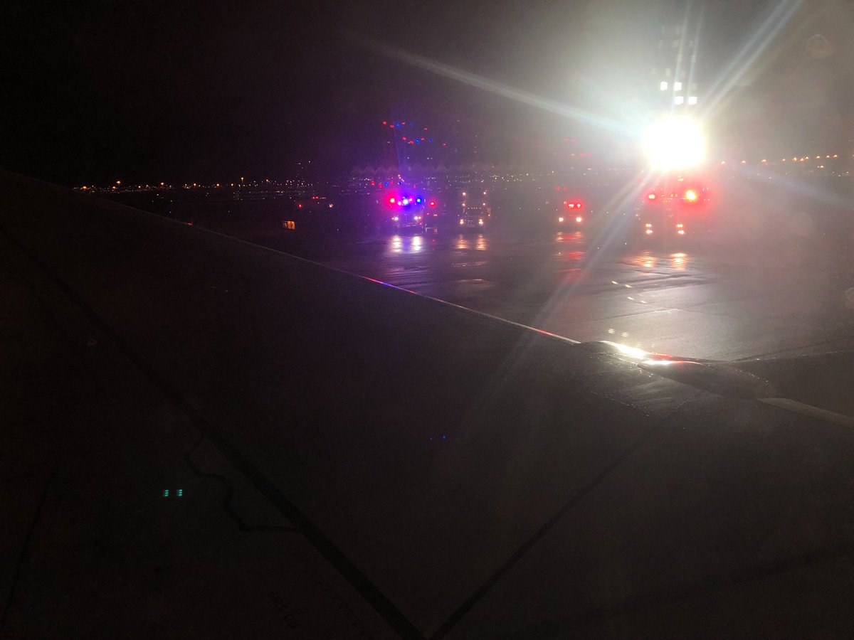 K_oh's tweet photo. @united UA 1941.  Thought we’d make our connection but slid off the runway instead  ✈️ ⛄️ Complimentary beverage? 🍻 #whoneedspretzels https://t.co/2sooCI6E54