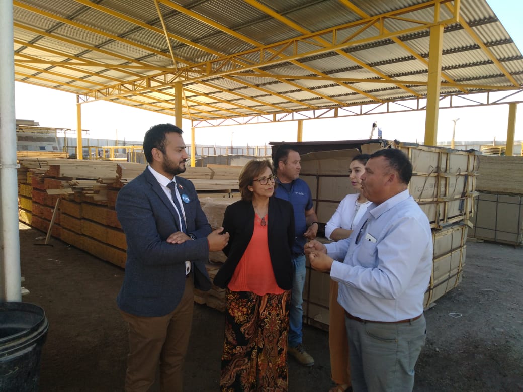 CodesserAtacama's tweet photo. Visita a proyecto IPRO, agenciado por @CodesserAtacama donde empresa Barraca Rocar realiza  compra de dimencionadora de madera. Junto a Seremi de Economía @Manu_Nanjari, Directora de Corfo @AlfaroZuleta y Directora de Sercotec @BassiBravo https://t.co/PyqJBFPJ0b