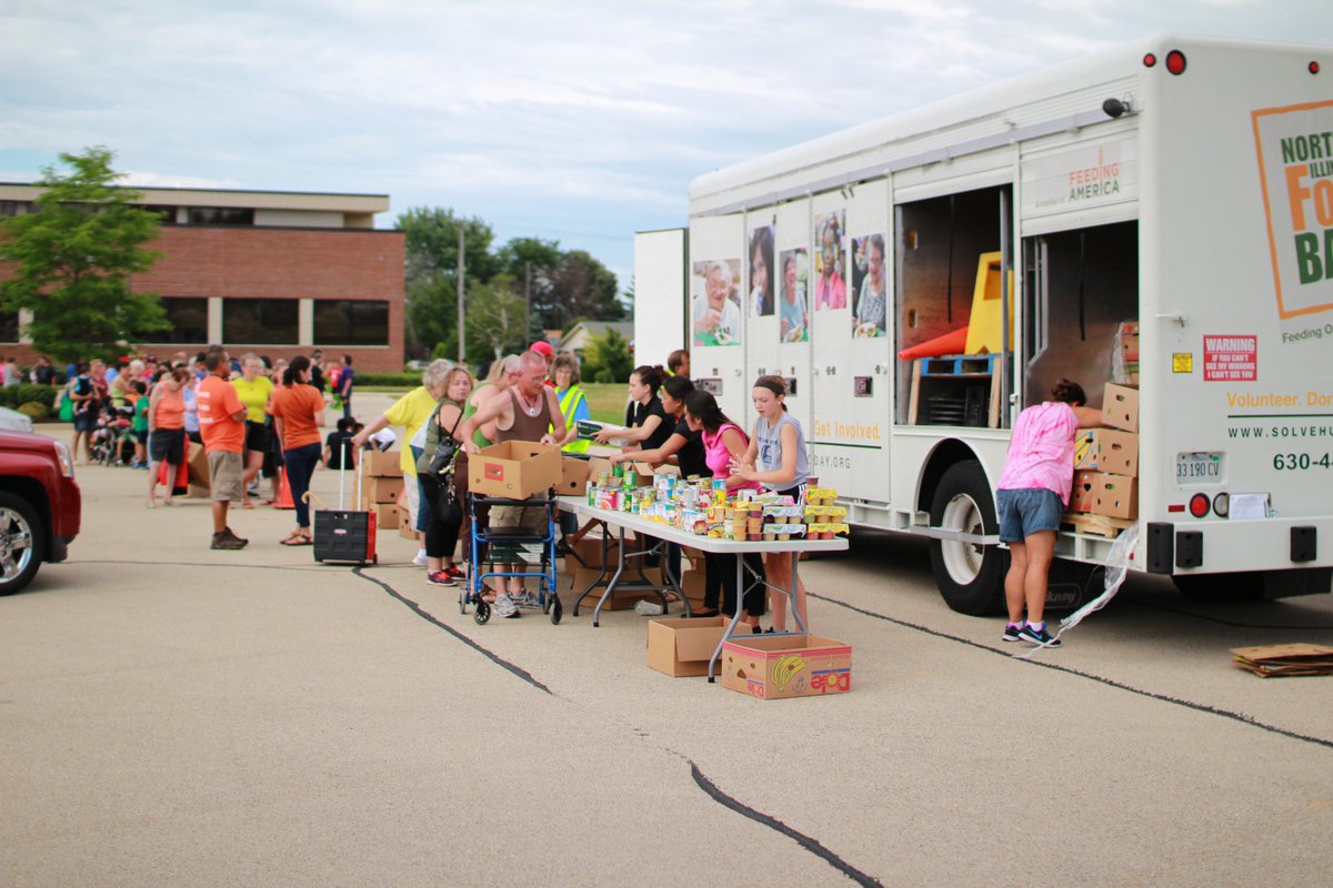 EM203jfok's tweet photo. 🚚 Mobile Food Pantry distributes free food in an effort to alleviate food insecurity in their community. To learn about how they provide nourishing, stigma-free &amp; affordable food, go to: https://t.co/h3LKnKr9WX. Check out the photo from Transitions Hospice below! 🥫 #EM203Robin https://t.co/yemRVazHne