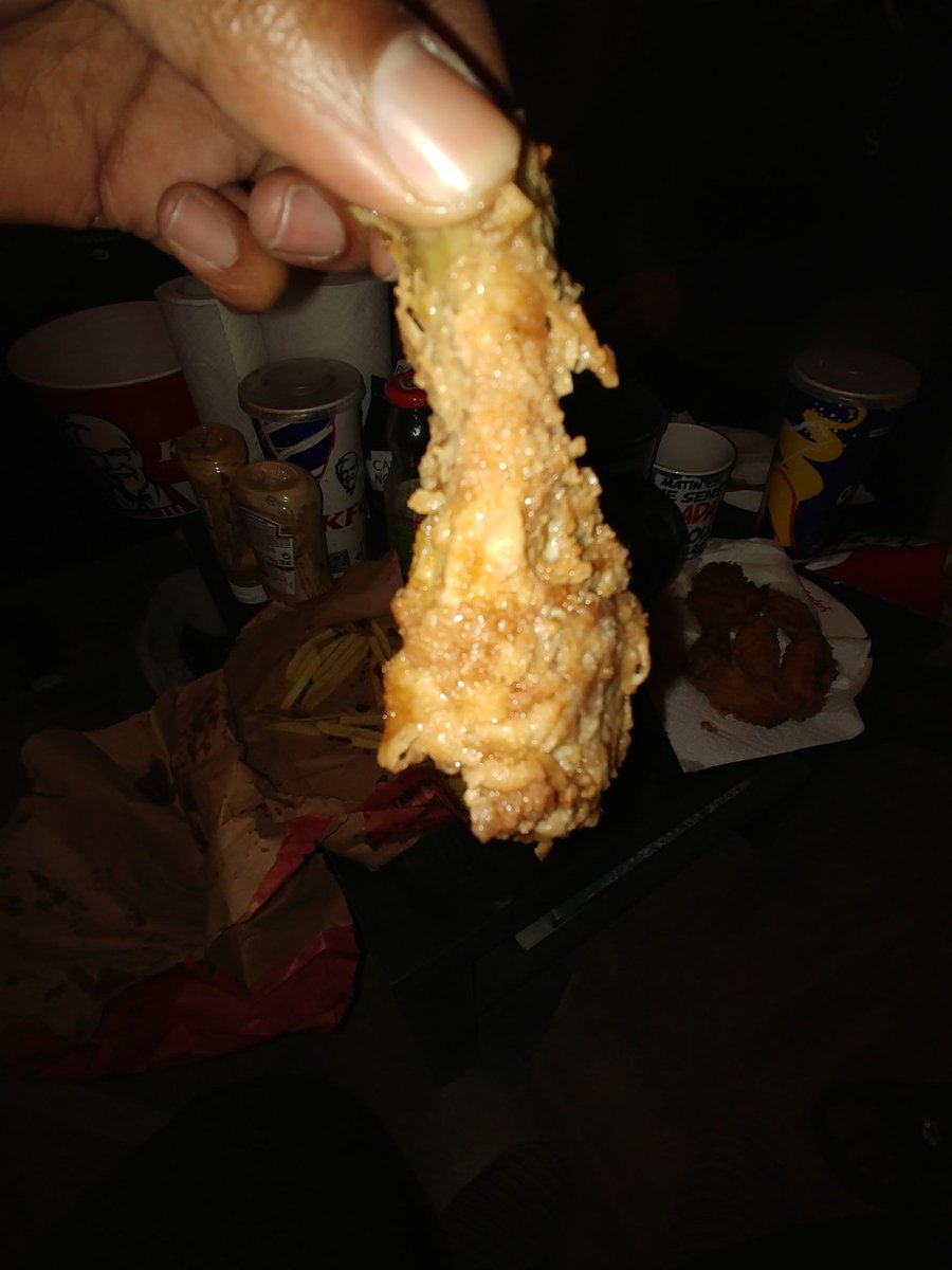 Dresseur_M's tweet photo. Quand @KFCFrance (Boulogne) &amp; @UberEats vous impose un bucket, des frites et un Boss arrosés de pepsi ! Je préfère le tout séparer perso. La prochaine fois pensez aux sauces et pailles ! 🤮🤮🤮🤮🤮
#KFC #Pire #TooFastFood https://t.co/WlUCxLovG7