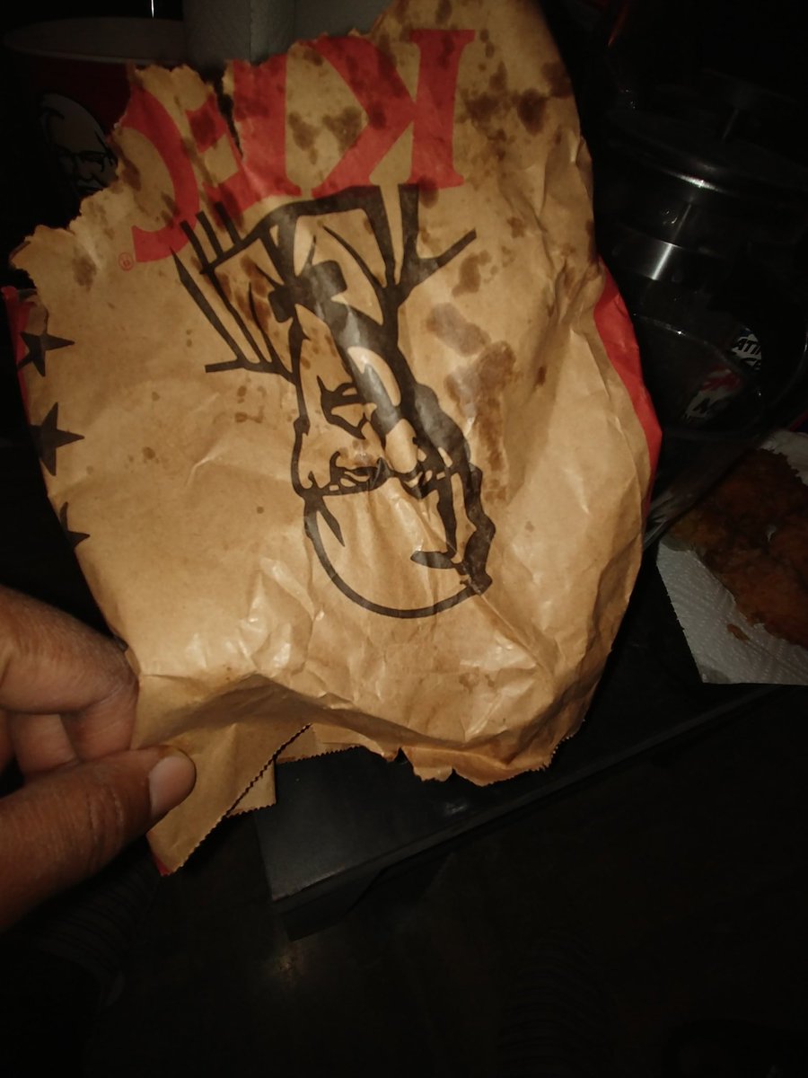 Dresseur_M's tweet photo. Quand @KFCFrance (Boulogne) &amp; @UberEats vous impose un bucket, des frites et un Boss arrosés de pepsi ! Je préfère le tout séparer perso. La prochaine fois pensez aux sauces et pailles ! 🤮🤮🤮🤮🤮
#KFC #Pire #TooFastFood https://t.co/WlUCxLovG7