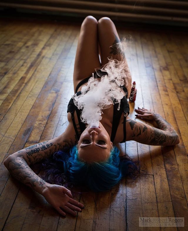 ModelShotsByMRR's tweet photo. Vape. Vapers is @tesia_the_wicked #vapemodel #vape #vapeporn #vaporchicks #vaporbeauties #babeswhovape #vaporlife #govape #vaporbabesofig #bluehair #tattooedgirl #inkedgirl https://t.co/9N65MUkvlc #instagram #newjerseyphotographer https://t.co/4eRUATRzDa