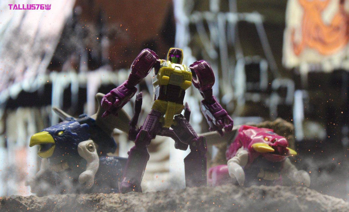 Tallus76photos's tweet photo. #transformers #firecons #decepticons #hasbro #flamefeather #cindersaur #sparkstalker https://t.co/uQyyWY5uCZ