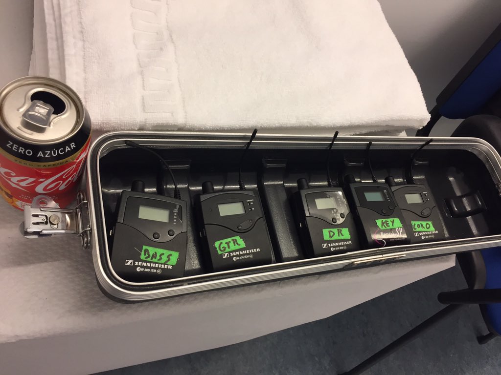 cardenasguitar's tweet photo. Cuando viene el técnico y trae unos canapes antes del concierto de @soraya82 https://t.co/M3mquEJGQG