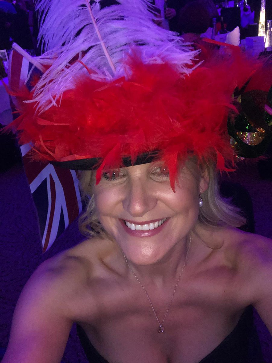 Paulleary4's tweet photo. 3 years and still not grown up #MetGLGala https://t.co/LJv180OK5R