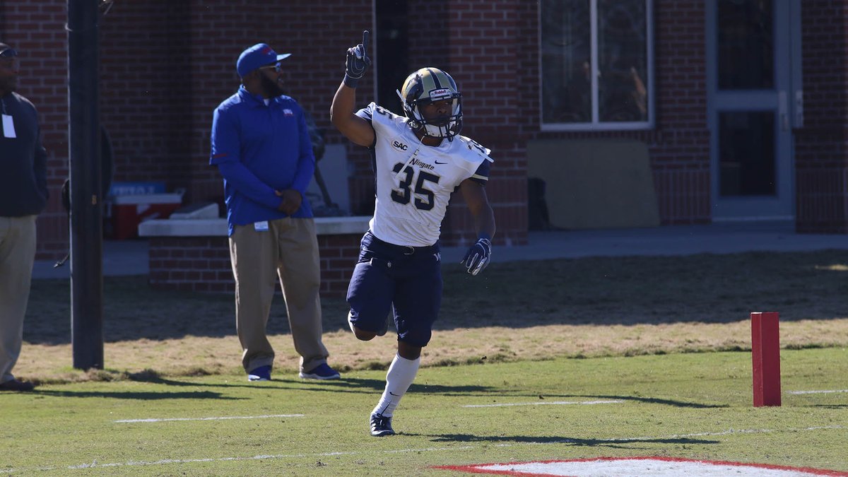 HOW BOUT THEM 'DOGS!!!! @WingateFootball outscored West Georgia 14-0 in the 4th quarter, knocking off the 10th-ranked Wolves 41-31 in the @NCAADII play-off opener!!!
RECAP | http://bit.ly/WUFBRecapUWG
#OneDog #WUFB