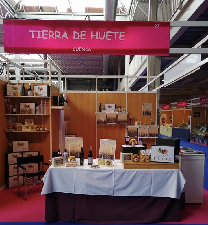 mielpositoreal's tweet photo. Miel Pósito Real junto con el resto de artesanos que componen el grupo TIERRA DE HUETE, presentan sus productos en la 19ª Feria de Alimentación de Castilla La Mancha que se está celebrando en Tarancón (Cuenca) https://t.co/xZFwDibPwb