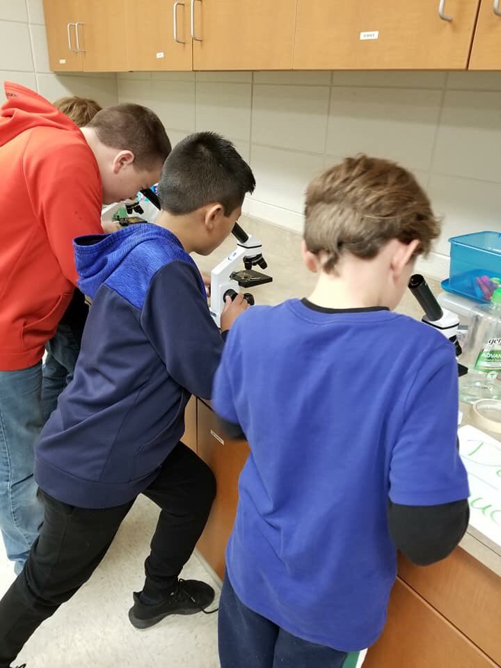 smesbulldogs's tweet photo. 4th grade is actively engaged in their soil studies lesson! πΎπ¬#smespride #4thgradespotlight π‘π¦ https://t.co/N1AvYEqMzt