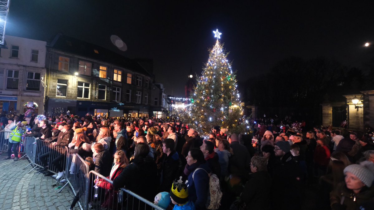 #dunfermlinedelivers once again #greatshow #ChristmasLights <a href="/kingdomfm/">kingdom fm</a> <a href="/steviemccrorie/">Stevie McCrorie</a>