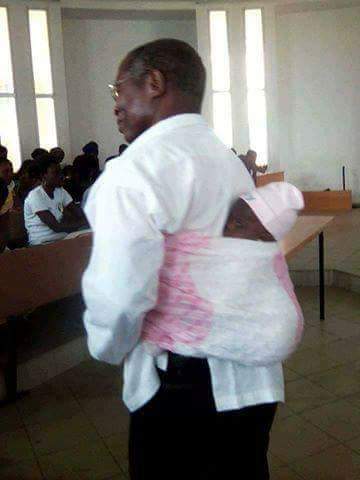 AlloukouF's tweet photo. En pleine Compo dans une université africaine, un bébé se met à pleurer, la mère une jeune mère étudiante qui composait  ne sait plus à quel saint se vouer. A cet instant le prof prend l'enfant et le met au dos pour soulager la mère et lui permettre de se concentrer sur sa compo https://t.co/fumvrvglSO