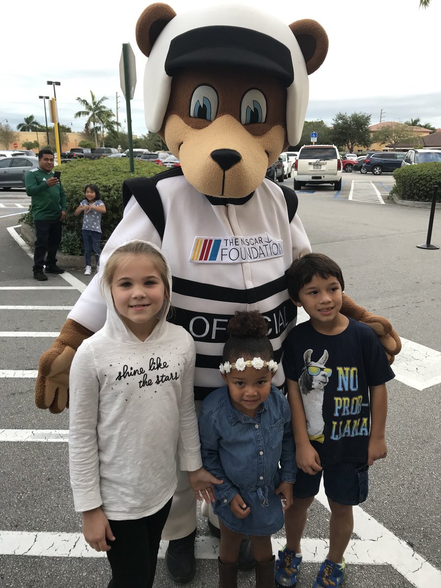 NASCAR_FDN's tweet photo. Excited to be here to help @JoeyLoganoFDN shop with 100 families for #thanksgiving dinner! #chasingsecondchances https://t.co/601Mozb6nS