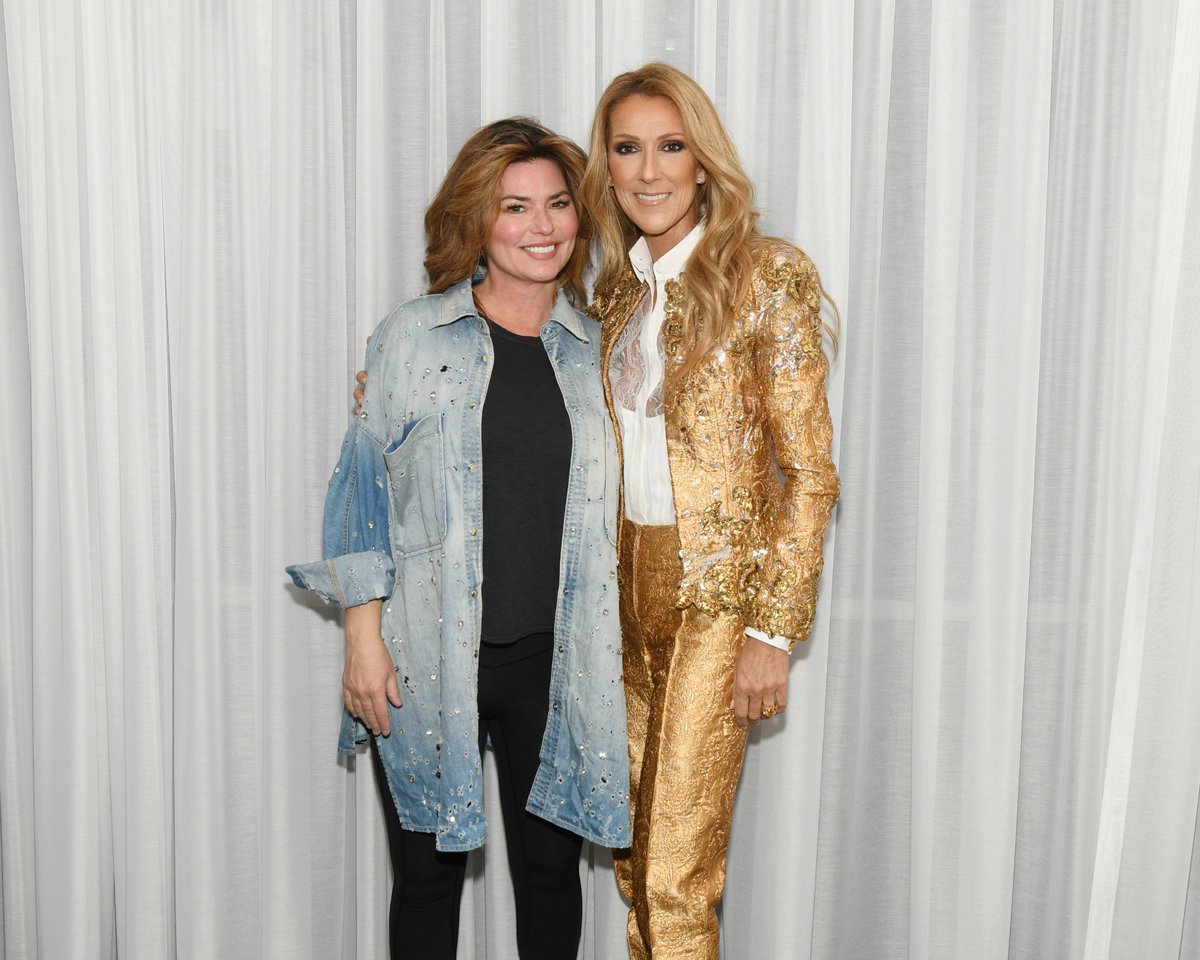 celinedion's tweet photo. So happy that Shania Twain came to my show last night!  Good luck with the rest of your tour, Shania ❤️✨ // Je suis tellement heureuse que Shania Twain soit venue à mon spectacle hier soir ! Bonne chance pour le reste de ta tournée, Shania ❤️✨ - Céline xx…

📸: Cashman https://t.co/X1ZTCuxbVo