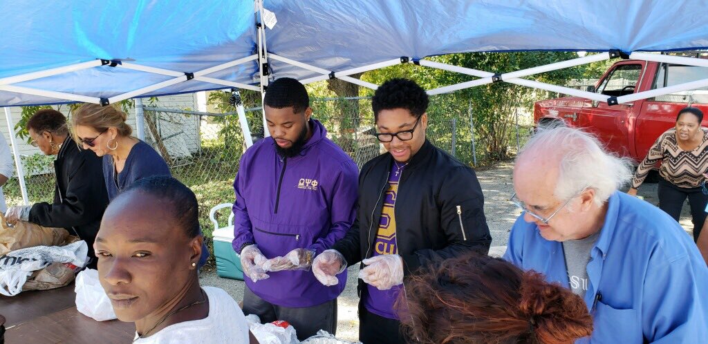 ADL_BRUHZ's tweet photo. Fall 17 brothers of the Alpha Delta Lambda Chapter took their time owt on Founders Day to serve the community. #RQQ #AlmightyADL https://t.co/Q5AVOtpmiS