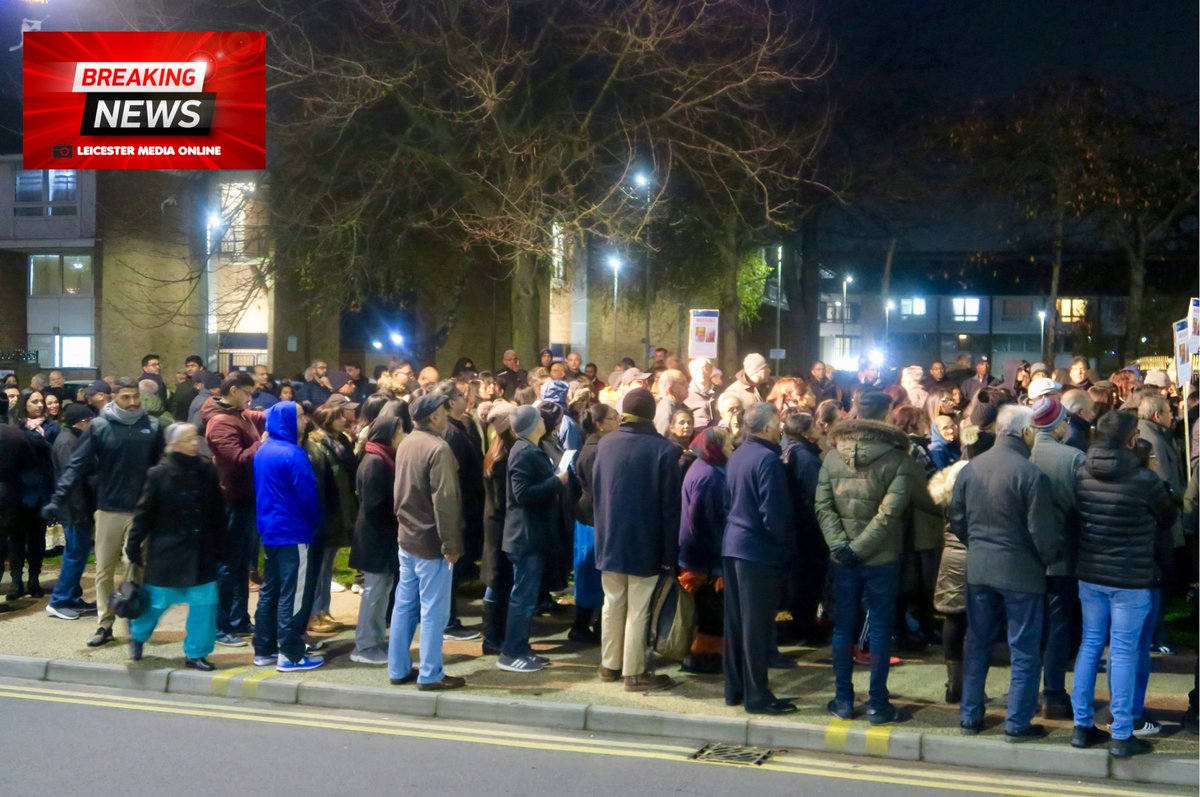 BritishMediaHQ's tweet photo. Hundreds of people gathered tonight to raise awareness of the missing man Paresh Patel full video https://t.co/j0gbJWx37S…
#PareshPatel  #findpareshpatel #findparesh https://t.co/jW5lYjFEK4