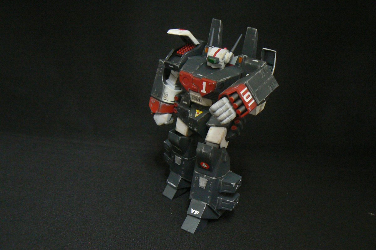 Katsu Twitterren 1 100 重バトロイド アーマード バルキリー完成 ミサイルポッドの開閉を再現しようとしましたが断念して 開いた状態で固定しました 仮組の時はひどいキットかと思いましたが 塗装して汚しを入れるとかっこよく見えますね ｖ マクロス