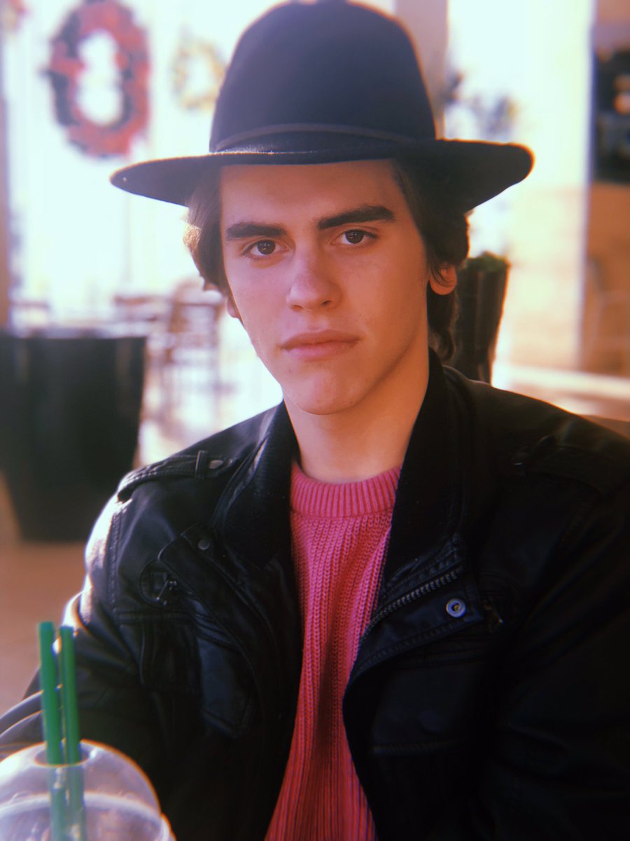 bowieboland's tweet photo. #finelgbt Iโm late oops โ๐ผ https://t.co/WtYBUE87tT