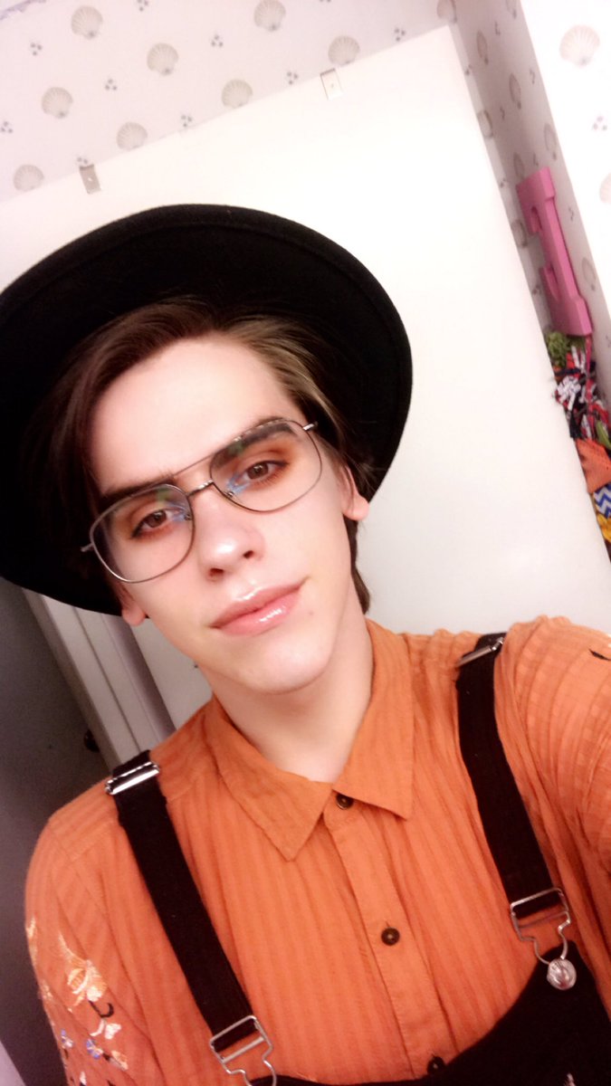 bowieboland's tweet photo. #finelgbt Iโm late oops โ๐ผ https://t.co/WtYBUE87tT