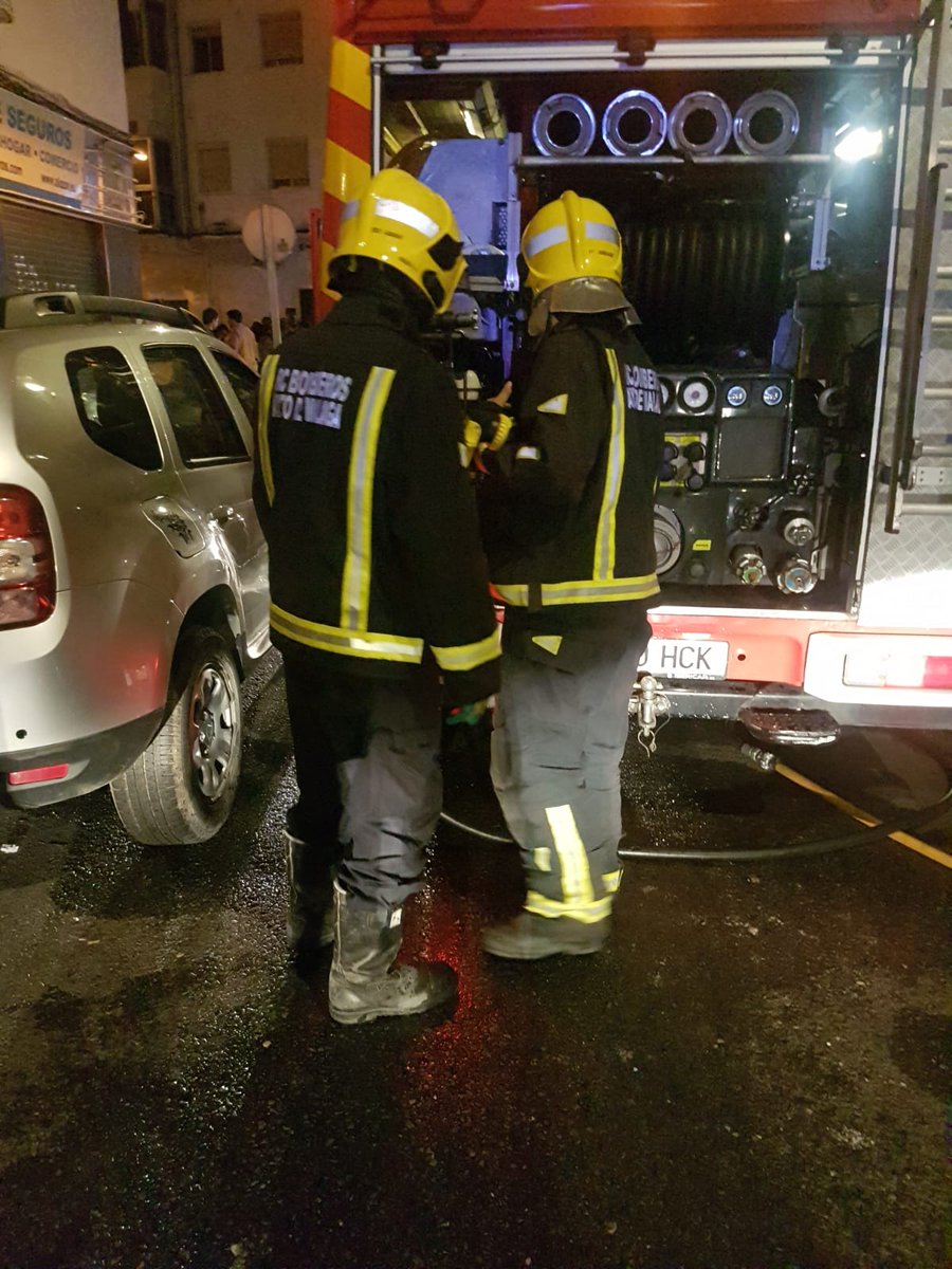 encierrobombmlg's tweet photo. #Bomberos de #Málaga de parque  las Piramides apagan🔥en 4ta. planta de vivienda situada en Vistafranca, la ambulancia de 👨‍🚒 SIN MÉDICO, solo enfermero y conductor. Fallece hombre de 40 años y su padre, herido de gravedad, es trasladado al Hospital Carlos Haya. 

🚒 #RCBMPorTi https://t.co/4zGCYyr0eZ
