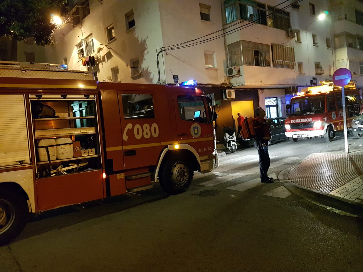 encierrobombmlg's tweet photo. #Bomberos de #Málaga de parque  las Piramides apagan🔥en 4ta. planta de vivienda situada en Vistafranca, la ambulancia de 👨‍🚒 SIN MÉDICO, solo enfermero y conductor. Fallece hombre de 40 años y su padre, herido de gravedad, es trasladado al Hospital Carlos Haya. 

🚒 #RCBMPorTi https://t.co/4zGCYyr0eZ