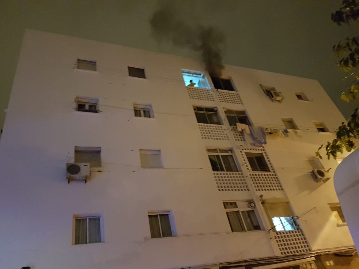 encierrobombmlg's tweet photo. #Bomberos de #Málaga de parque  las Piramides apagan🔥en 4ta. planta de vivienda situada en Vistafranca, la ambulancia de 👨‍🚒 SIN MÉDICO, solo enfermero y conductor. Fallece hombre de 40 años y su padre, herido de gravedad, es trasladado al Hospital Carlos Haya. 

🚒 #RCBMPorTi https://t.co/4zGCYyr0eZ