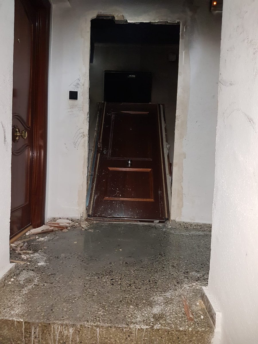 encierrobombmlg's tweet photo. #Bomberos de #Málaga de parque  las Piramides apagan🔥en 4ta. planta de vivienda situada en Vistafranca, la ambulancia de 👨‍🚒 SIN MÉDICO, solo enfermero y conductor. Fallece hombre de 40 años y su padre, herido de gravedad, es trasladado al Hospital Carlos Haya. 

🚒 #RCBMPorTi https://t.co/4zGCYyr0eZ