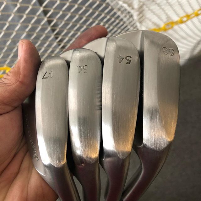 Joey3108's tweet photo. Working on @sammychi59 new scoring clubs today. Fancy look won't kill if performance sucks! #customgrinds #customwedges #tourissue #mastergrinder #highperformance https://t.co/fLzA1PDWkB https://t.co/X2ODCyjFb7