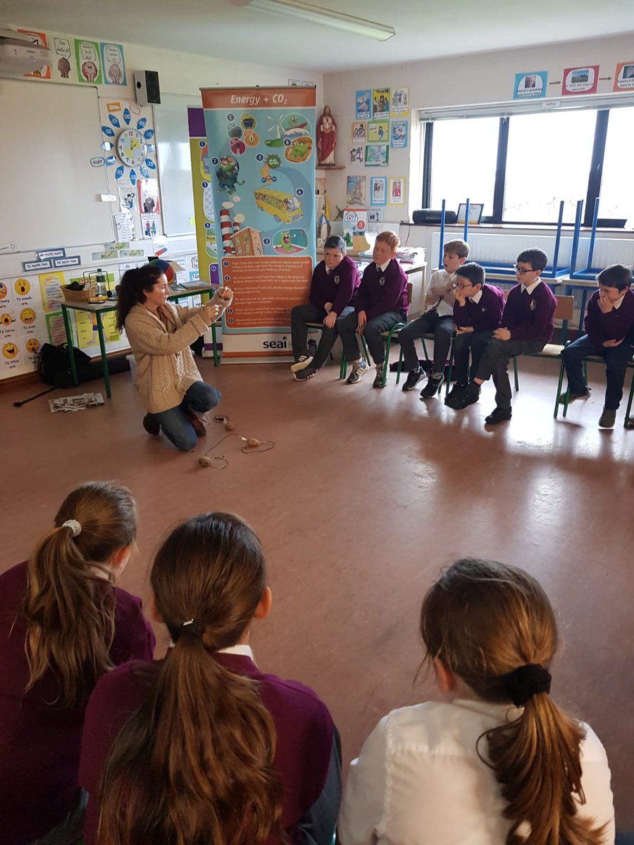 Doonbeg_NS's tweet image. Thank you to Áine for her Presentation about Energy, as part of Science Week 2018. Some amazing experiments!