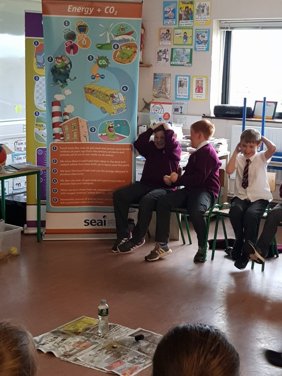 Doonbeg_NS's tweet image. Thank you to Áine for her Presentation about Energy, as part of Science Week 2018. Some amazing experiments!