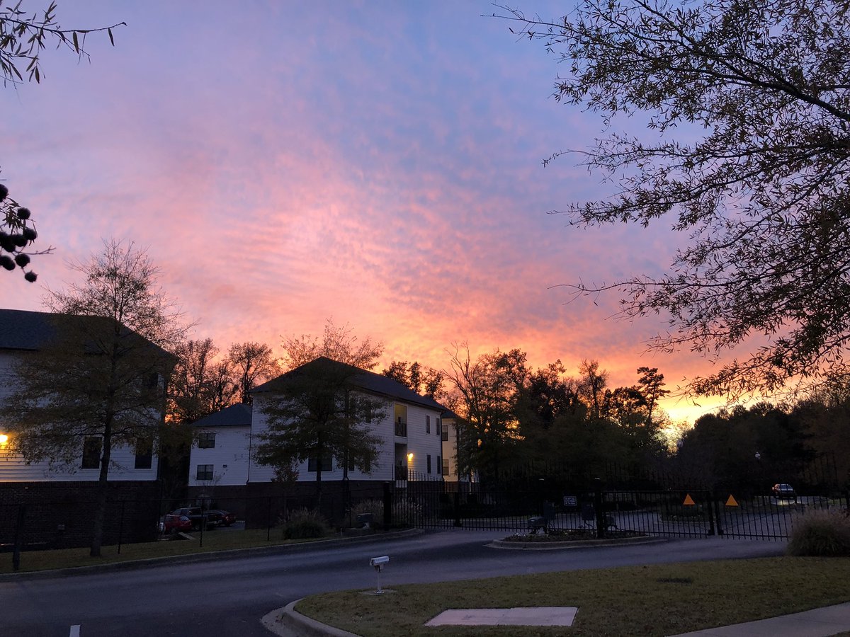 RidgeLakeshore's tweet photo. Beautiful evening sky 😊#lovewhereyoulive #sunset #lakeshoreridgeapts https://t.co/RrV71Virql