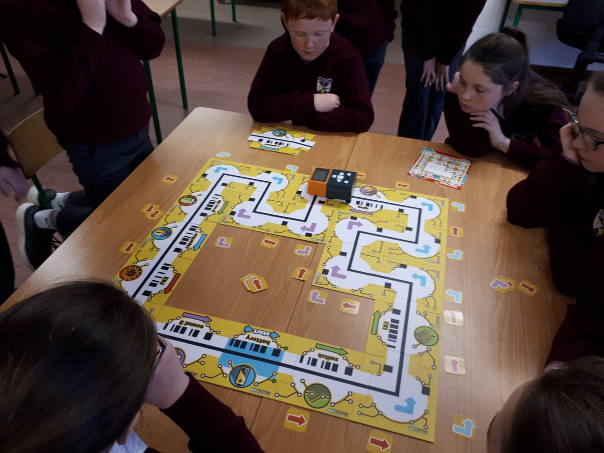Doonbeg_NS's tweet image. Great fun learning about coding with Volty the Programmable Robot - Science Week 2018 🤖🧪