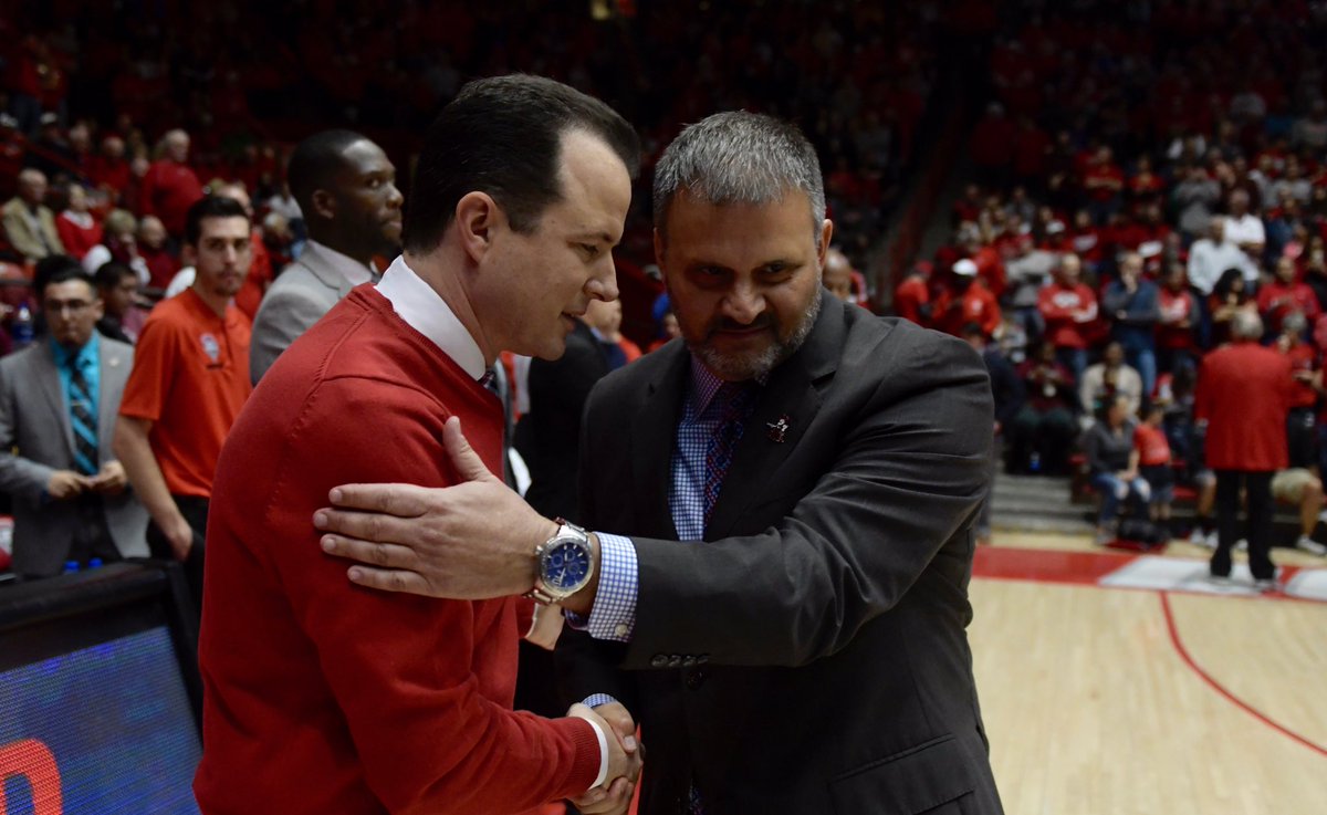 Paul Weir and Chris Jans pregame. Such good pals. (Pic by @rosalesquique)