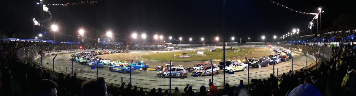 jayhollands99's tweet photo. It was a hard choice tonight between Ipswich or Birmingham, but I finally decided on Ipswich. And what a fantastic night of racing and crashing! Congratulations to 894 Mark Almeida, the 2018 Bangers Champion of the World! #bangerworldfinal #foxhallstadium #spedeworthmotorsports https://t.co/1TQDxYiixk
