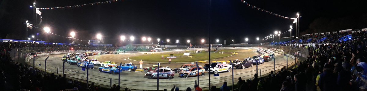 jayhollands99's tweet photo. It was a hard choice tonight between Ipswich or Birmingham, but I finally decided on Ipswich. And what a fantastic night of racing and crashing! Congratulations to 894 Mark Almeida, the 2018 Bangers Champion of the World! #bangerworldfinal #foxhallstadium #spedeworthmotorsports https://t.co/1TQDxYiixk