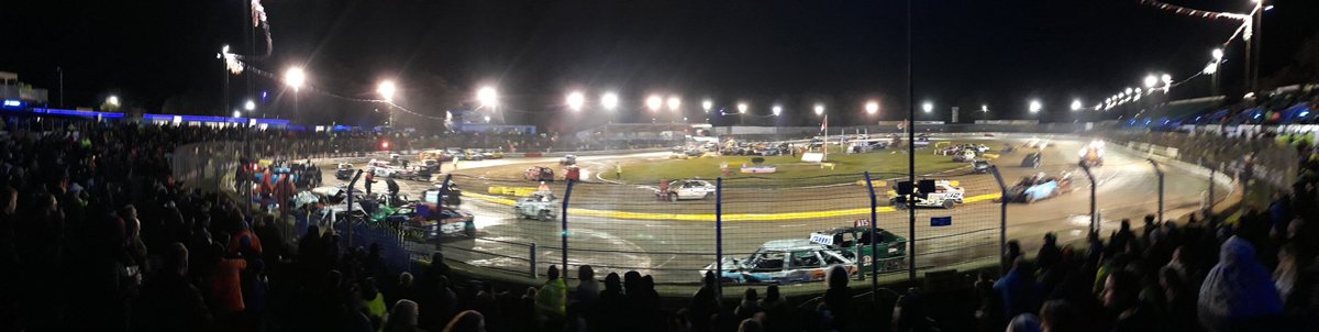jayhollands99's tweet photo. It was a hard choice tonight between Ipswich or Birmingham, but I finally decided on Ipswich. And what a fantastic night of racing and crashing! Congratulations to 894 Mark Almeida, the 2018 Bangers Champion of the World! #bangerworldfinal #foxhallstadium #spedeworthmotorsports https://t.co/1TQDxYiixk