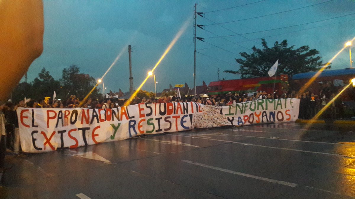 ChonJuanpa's tweet photo. This is us in a exceptional march #WeNeedEducationColombia #SOSFestPorLaEducación https://t.co/aW6nYgGUOF