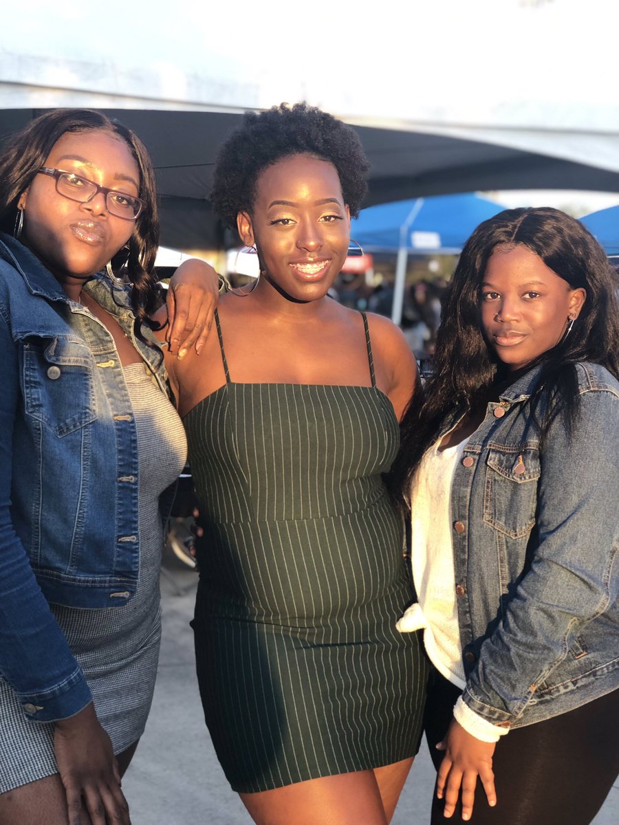 anjellyyccaa's tweet photo. Tailgating &amp; Friends 💛 #XUHC18 https://t.co/N7hLr8pHjE
